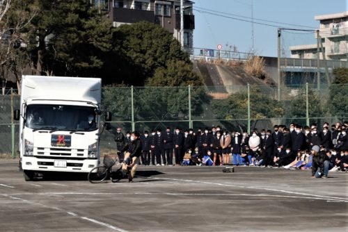 神ト協　高校の交通安全教室でスタントマンが事故再現