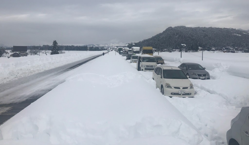 東日本高速など／関越道大雪立ち往生、事情応じ通行料金調整　「引き返し」で返金