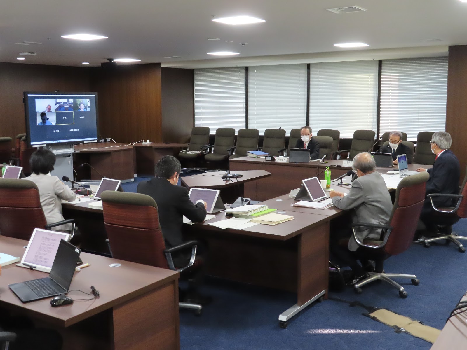 厚労省／労災認定基準見直し、労働時間以外を考慮　今夏にも方向性