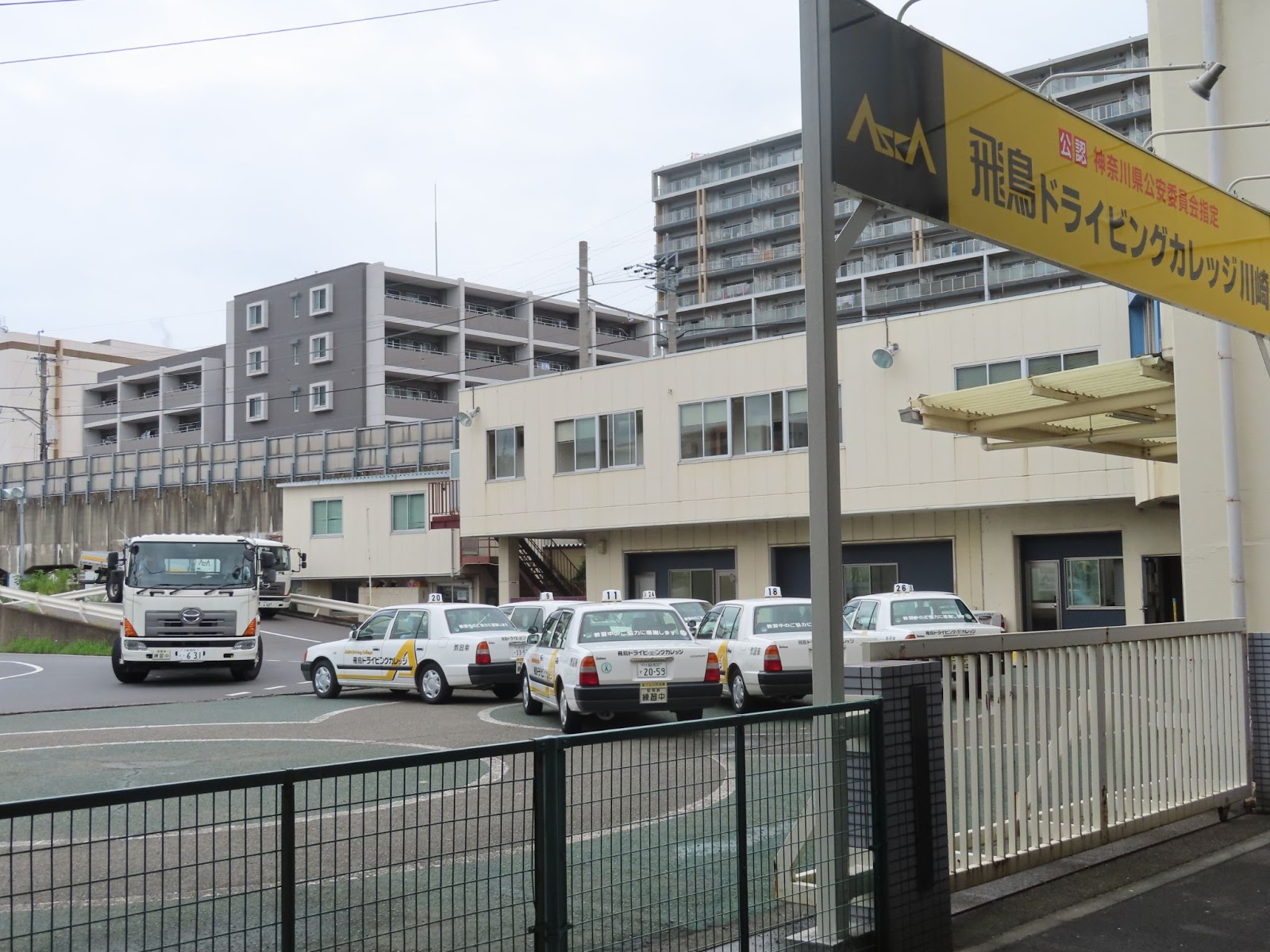 大・中型運転免許／受験年齢引き下げ、特例講習「36時限程度」　教習所と調整へ
