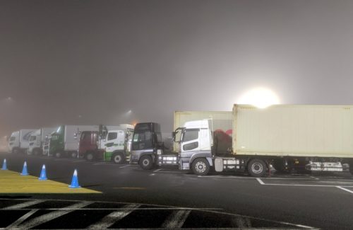 トラックドライバーだけが悪いのか　違法駐車問題