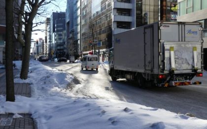 日本海側で大雪、交通マヒ滋賀で相次ぐ