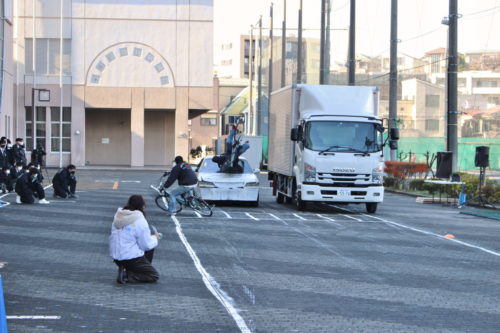 神ト協　県立高校で交通安全教室、交通事故再現で注意喚起