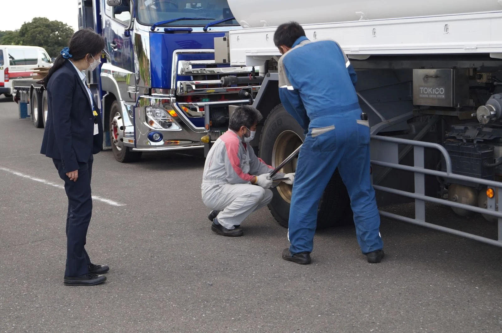 東運局、タイヤ脱落防止へ街頭検査　ナット締め付け確認　ナンバー読み取り装置 車検切れ瞬時に判断