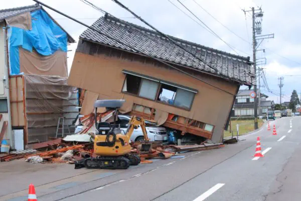 能登地震、物流混乱　緊急物資輸送 悪路でたどりつけず　交通渋滞など 先行き不安視する声　石川 被災地域と連絡厳しく　富山 施設や道路の損壊多く