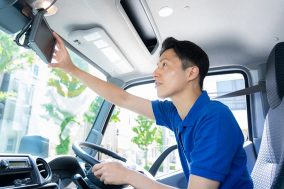 デジタコとドラレコの違いを4項目で比較!費用負担等を抑えて導入する方法も解説