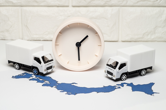 トラックドライバーの労働時間の上限は？超過のリスクと対策を解説