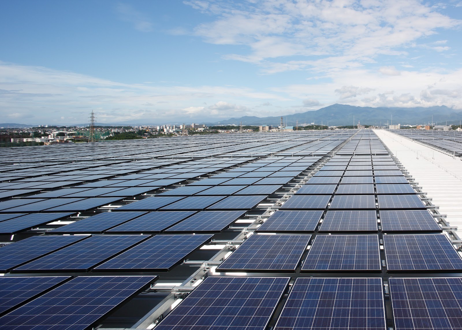 「屋根設置型」太陽光発電、物流施設で長期運用　再エネ供給拠点に活用