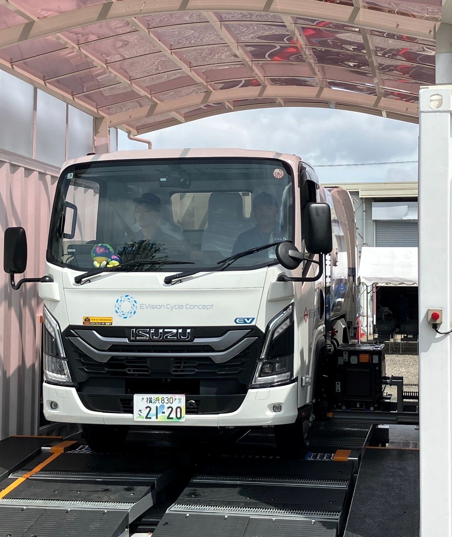 いすゞと横浜市、電気ごみ収集車を実験