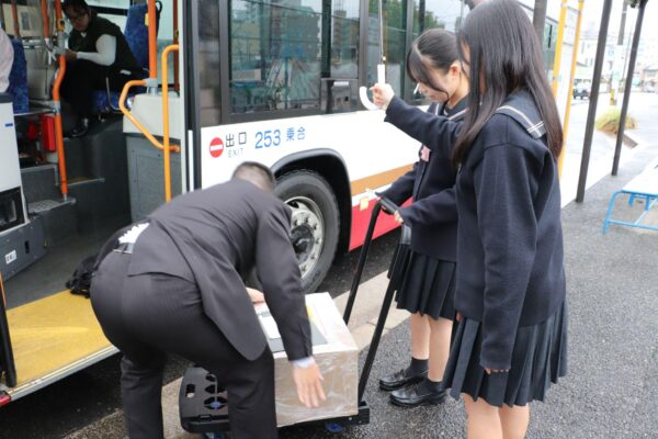 高校生提案、路線バス乗り継ぎ輸送 貨客混載 産学官連携で実現
